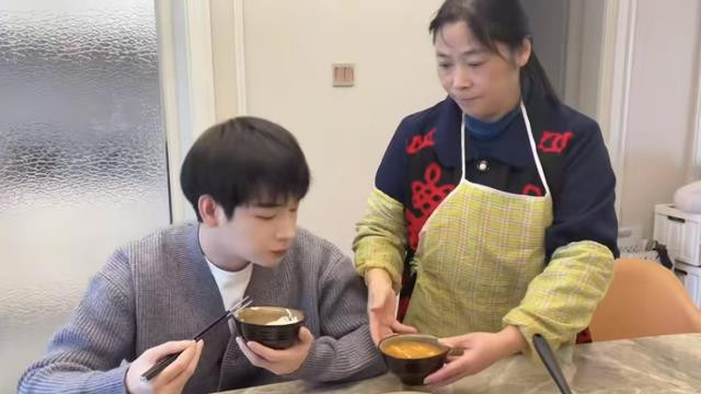 浙江保姆晒工作日常，出门开大劳，买菜拿LV，雇主还报销她的零食