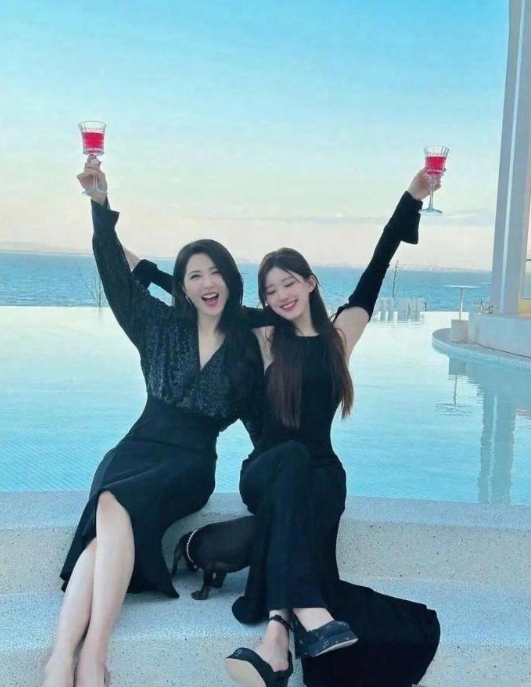 赵露思母女，应该可以说是内娱里最极品的组合了。 ​​​