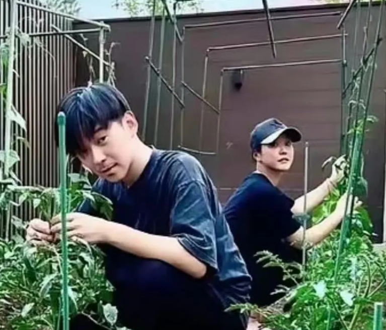 有人说这是郝蕾儿子，简直了，怎么可能。她儿子不可能长这么大了，是她弟弟还差不多。