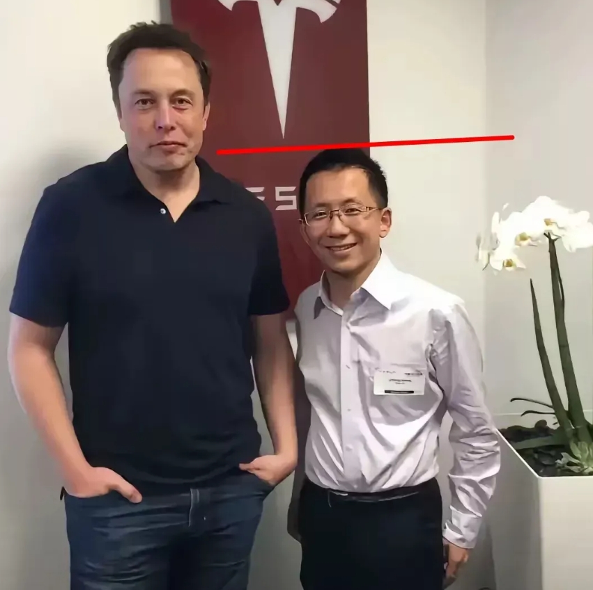 张一鸣和偶像马斯克站在一起看着像小学生一样，但是就这个斯文呆萌的小哥哥却能硬刚美