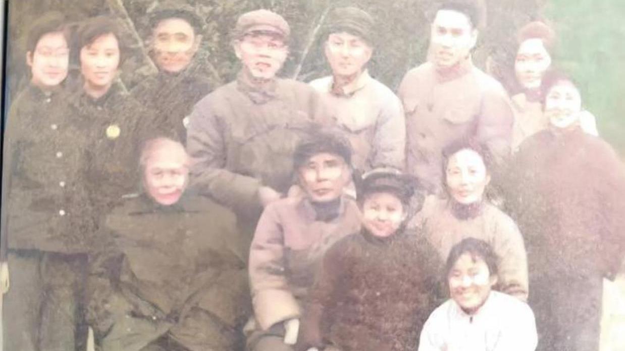 这是贺子珍和儿子“毛毛”的合影，合影中有毛泽覃的儿子和儿媳妇
