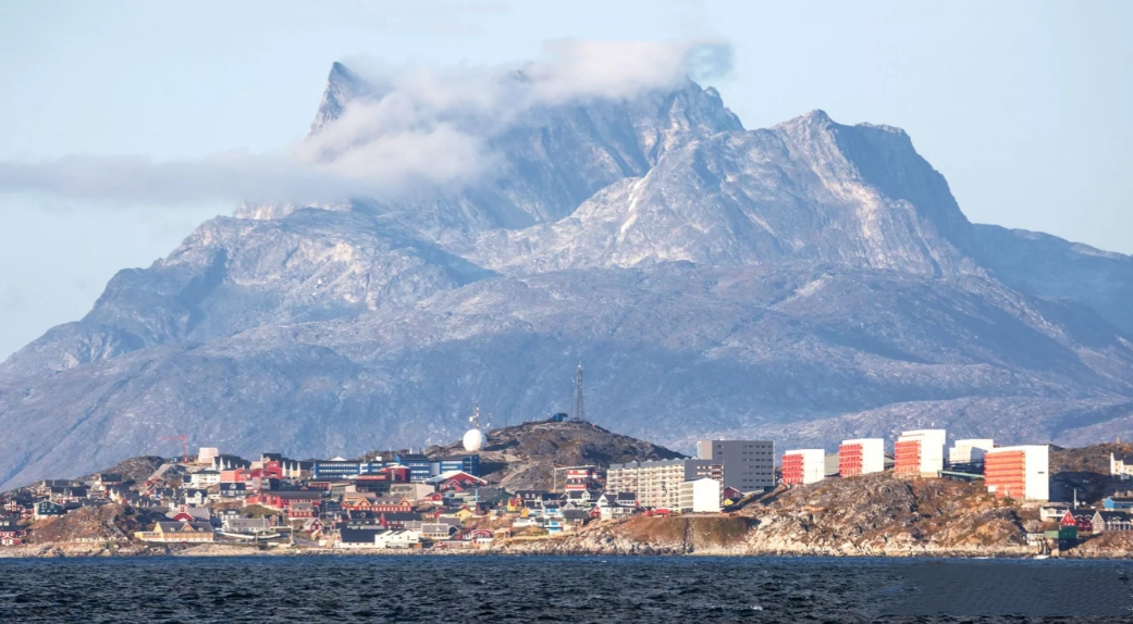 特朗普想霸占格陵兰岛的主要原因可能不外乎两点：
 
一是，美国想获得格陵兰岛的稀