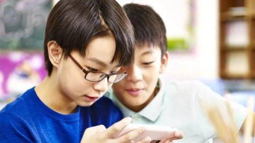 家长是否该干涉孩子交朋友？学会当“明智的势利眼”，远离不良友谊