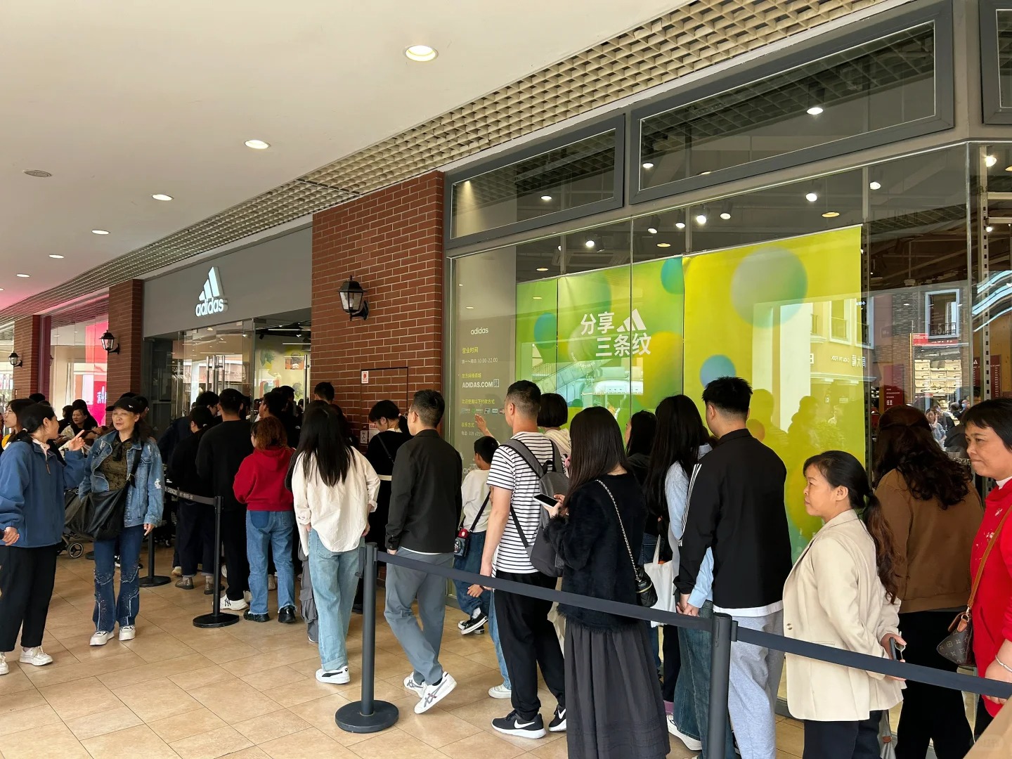 蛤？听说双流时代奥莱已经被其他奥莱击溃
五一来双流时代奥特莱斯购物的人流并不多的