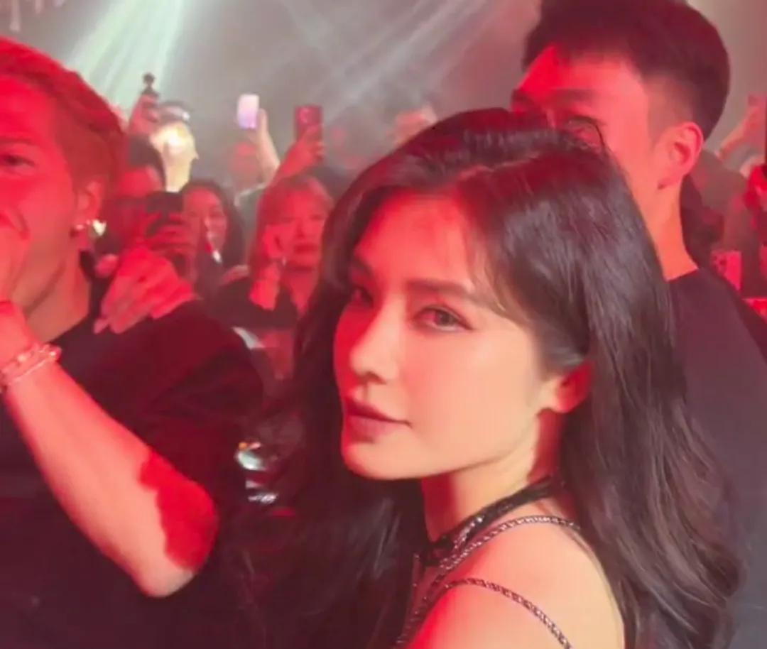 王嘉尔命真好，我也要和美女合照，妈耶 王嘉尔太有福了 这可能是酒吧颜值最高的一天