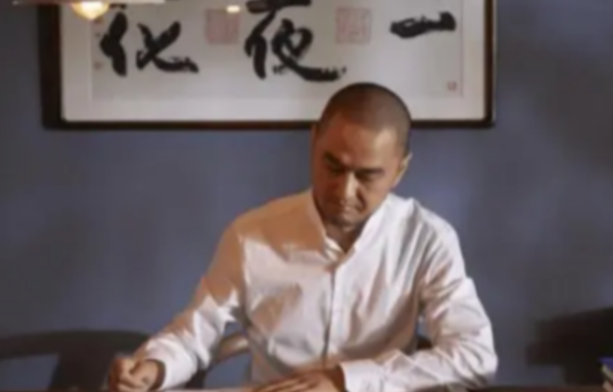 2014年，北京一男子在家里喝茶的时候，身上佩戴的古玉却突然碎裂了，这让他有了一