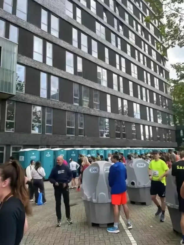 巴黎在开放厕所，真的亮瞎我的眼睛！
从来没想过厕所可以这么简单，站着就能解决问题