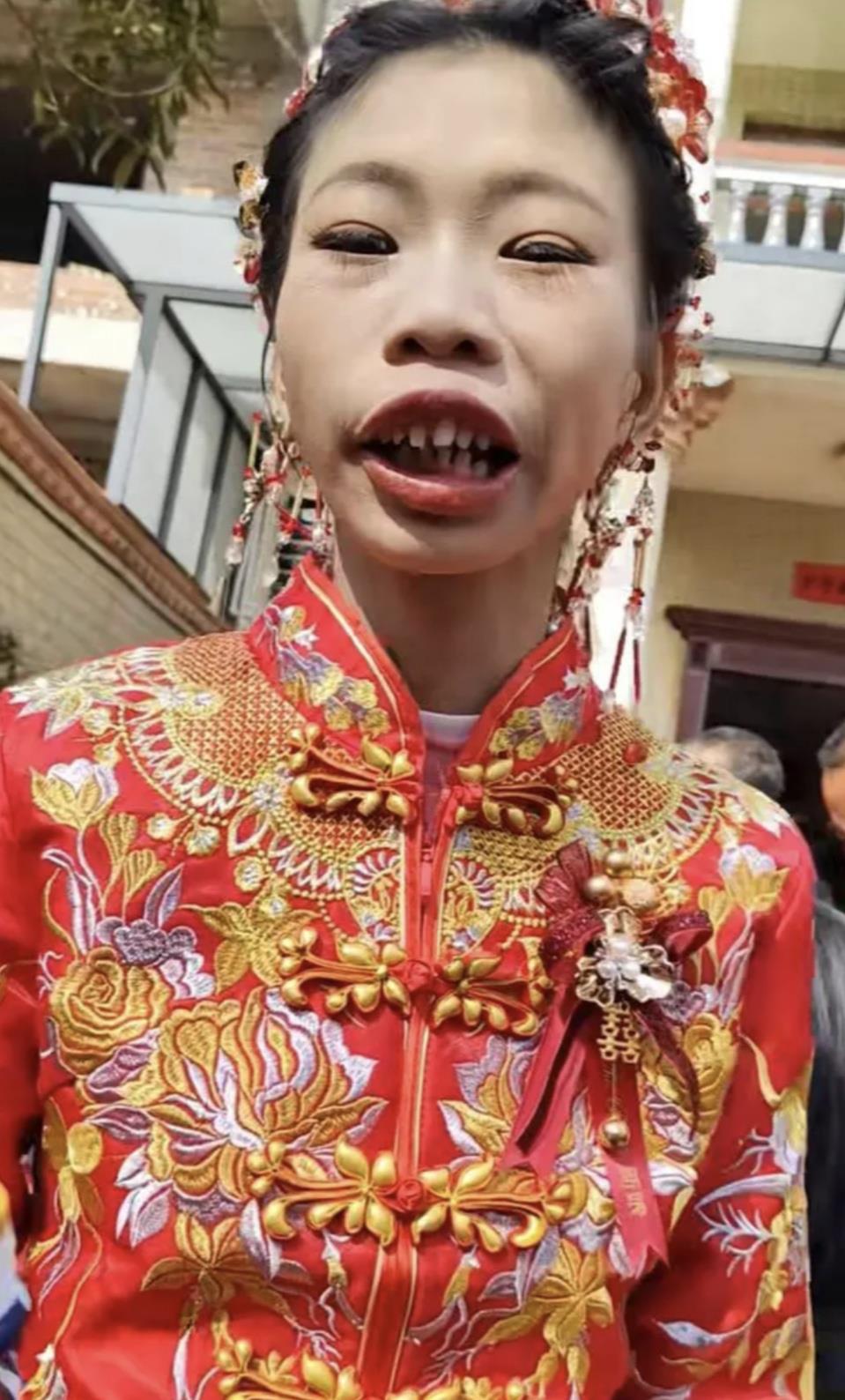 社会观察：“惊掉下巴！江西这场婚礼太奇葩！”一位宾客低声对旁人嘀咕，“新郎挺帅，