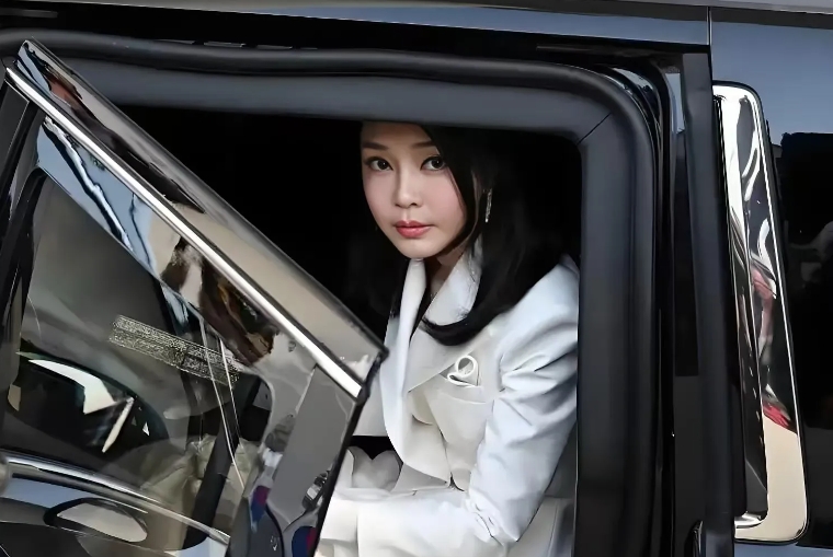 尹锡悦可能要下台了，他53岁的妻子金建希未来怎么走，让人浮想联翩：

1. 可能