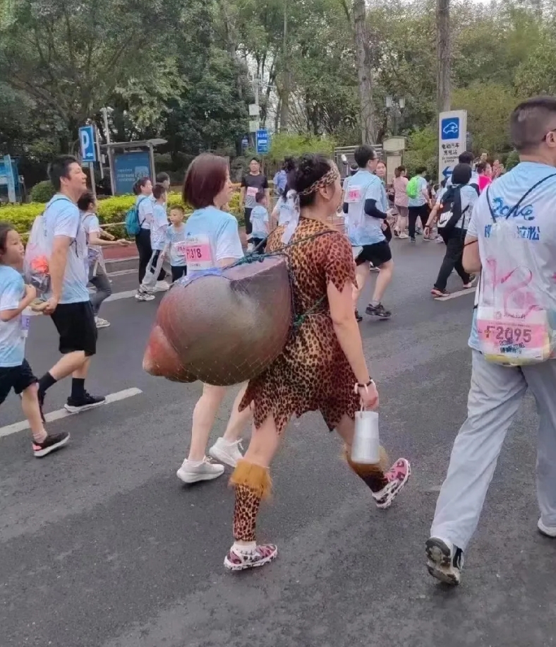 马拉松现在最令人瞩目的一位！真是人才济济，什么大神都有啊！