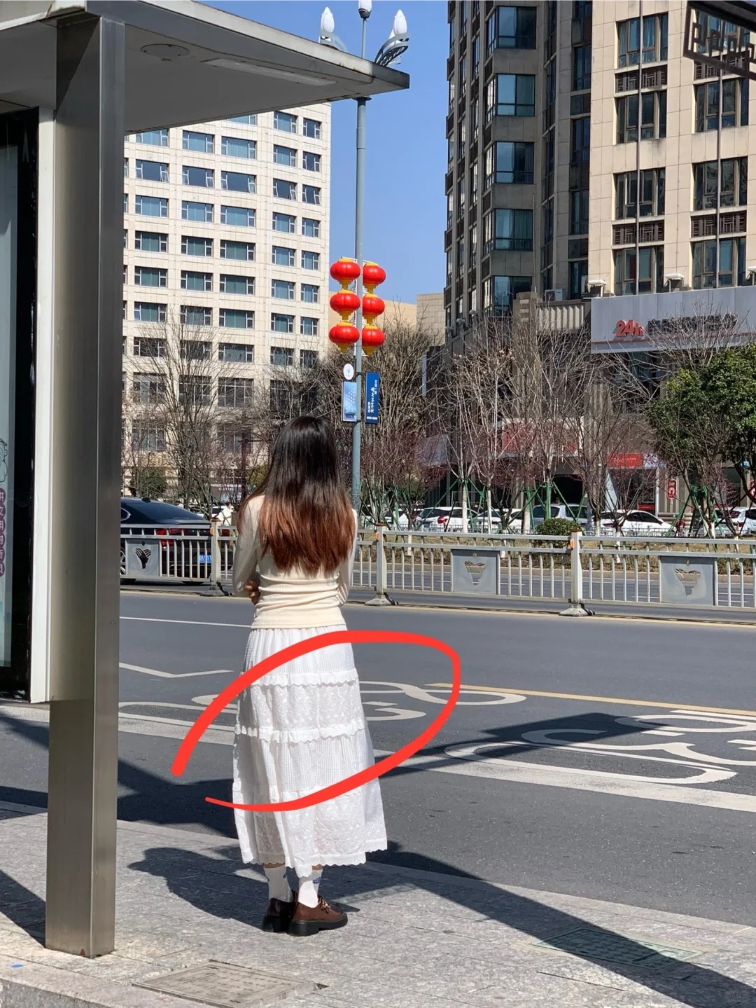 第一次这么欣赏不了
一直get不到这种白色蛋糕裙，今天去公交车站看到小姐姐穿了，