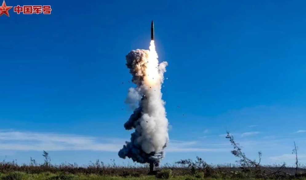 9月25日，火箭军向太平洋发射洲际导弹后，官方现现画面公开，从造型看应该是东风3