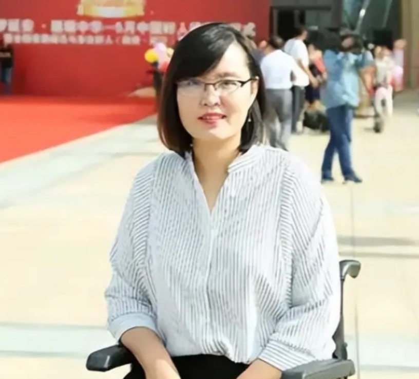 2012年5月，黑龙江省佳木斯市，1名28岁的女教师，在学校门口，为下晚自习的学