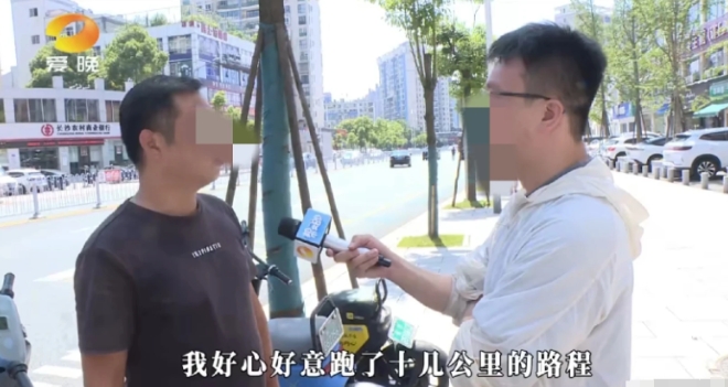 湖南长沙，一男子捡到一部手机后，看到手机因电量低关机，便放在了摩托车后备箱，准备