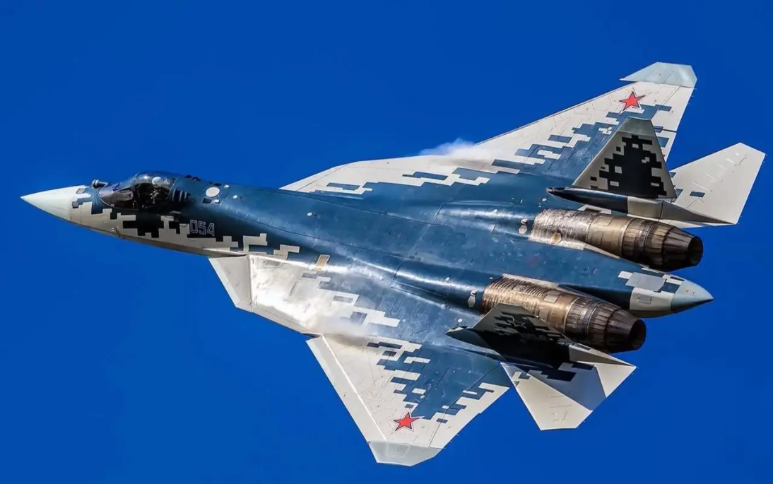 苏57明明是第五代战斗机，为什么却那么怕F16？内行人的话戳穿了真相：

1.俄