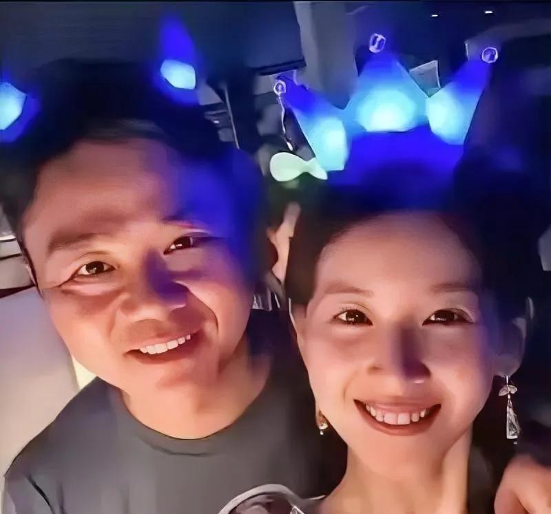 一次，京东大老板刘强东为妻子章泽天过生日。
他不仅准备了烛光晚餐，还和妻子玩了角