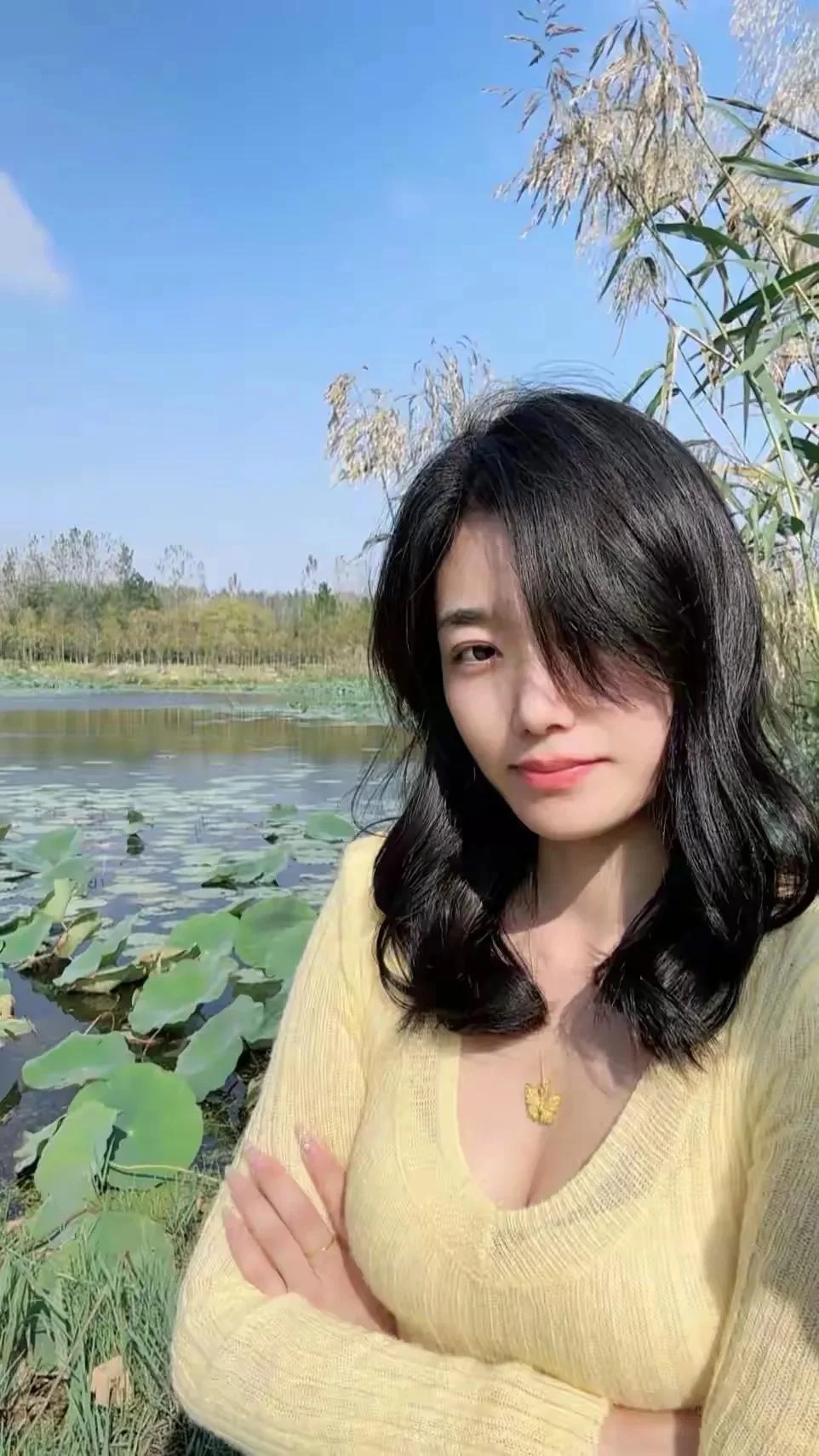 文艺清新风
在这湖畔美景中，我与自然融为一体
身着暖黄毛衣，静享湖边的悠然时光