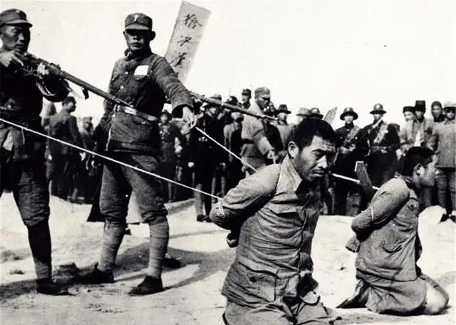 1946年8月，大汉奸万里浪被枪决后，家人在收殓时，发现不是他的尸体。大特务毛森