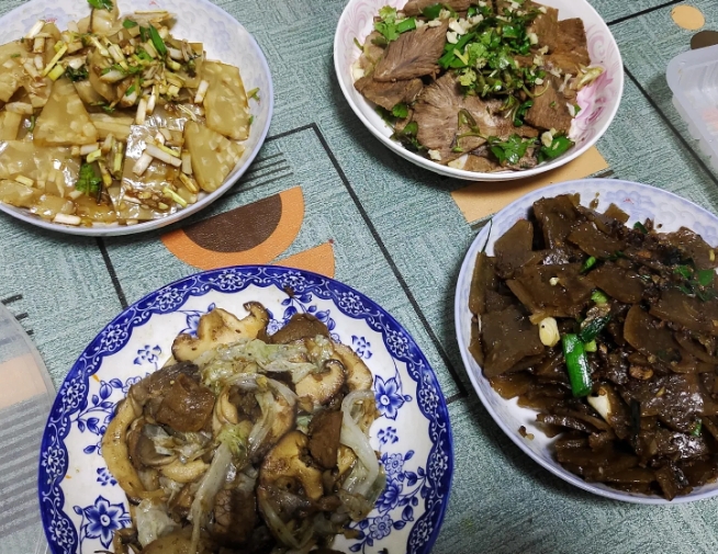 中午吃的多了，晚上就少弄点菜吧，凑合吃一顿，凉拌皮冻真的是过年餐桌必备的一个菜，