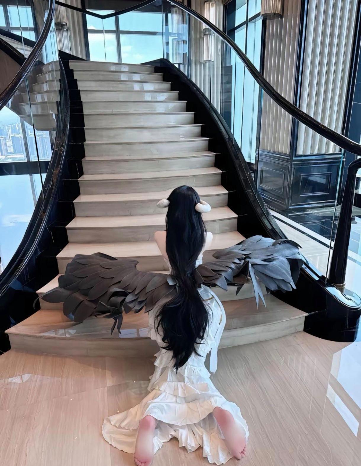 穿上心爱的角色服装，仿佛穿越到了另一个次元。虽然准备过程有点小累，但看到大家惊艳