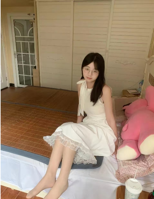 有没有大哥哥来和我一起睡凉席呀哈哈哈哈