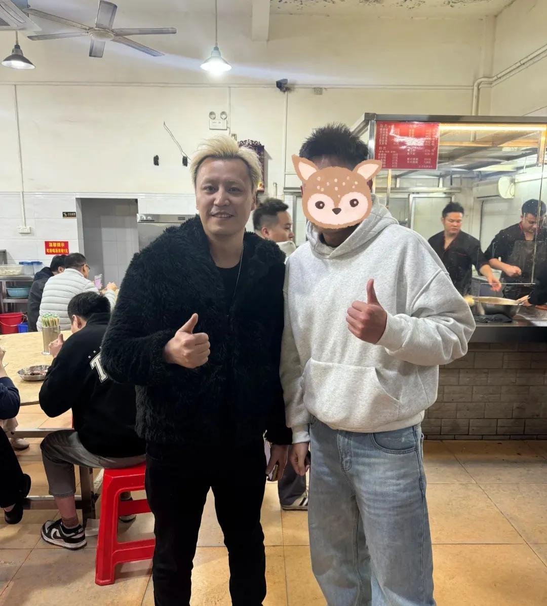 东莞大排档偶遇香港反派专业户，私下还挺接地气，有人认得他吗？
近日，某网友在东莞
