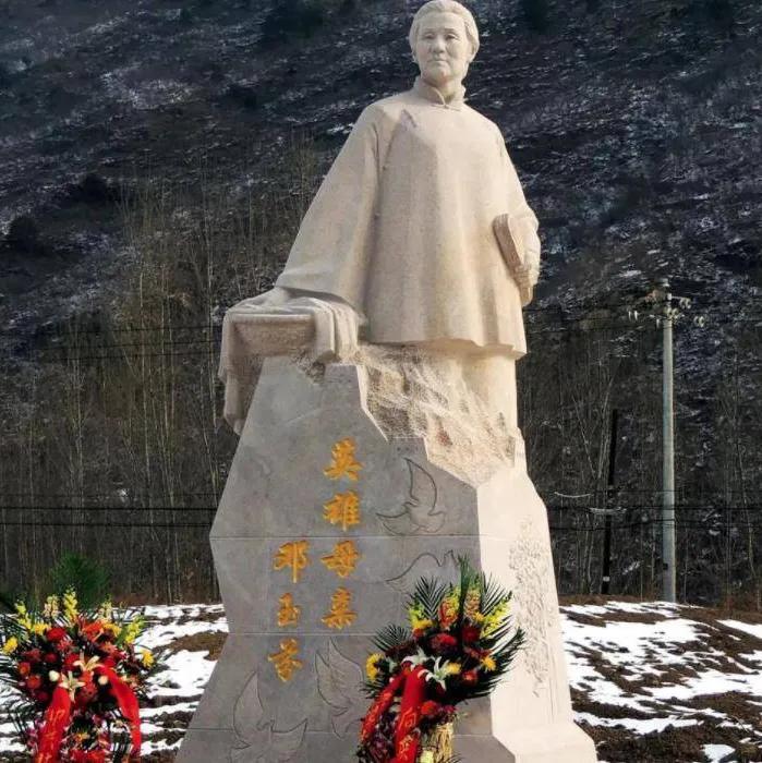 1944年，为躲避日军搜捕，1妇女抱孩子躲在山洞里，不敢发出一点动静。突然，儿子