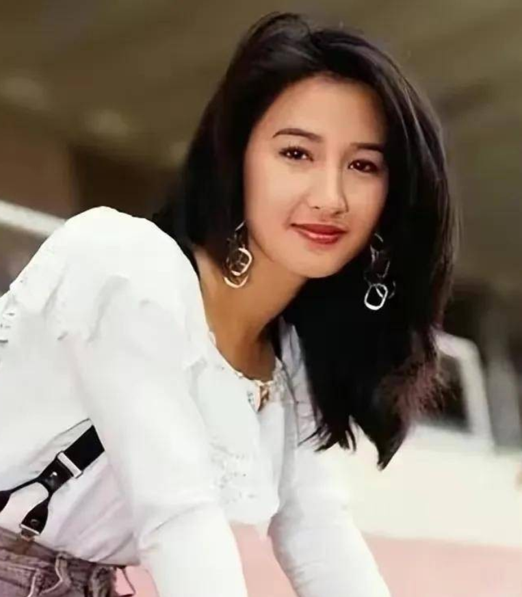 一次，关咏荷在衣柜里发现一包乳贴 、她气愤地质问张家辉：你是不是出轨了？结果张家