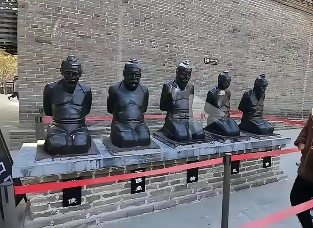 消失了一年多的“秦桧跪像”，如今又回到了岳飞庙的原处，继续保持着那副老老实实跪地