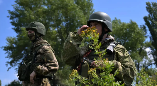 美国的吃相也太难看了，众目睽睽下对乌克兰进行公然威胁。据俄媒报道，美国援助乌克兰