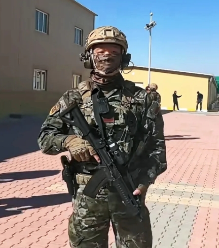 国产兵器——192短管步枪。

这是我国驻海外使领馆武警警卫小组所装备的QBZ 