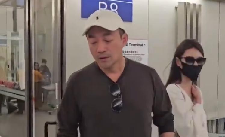  汪小菲这速度，堪比光速快递啊！据说当天就飞台湾去了，机场照片里，那一脸憔悴，眼