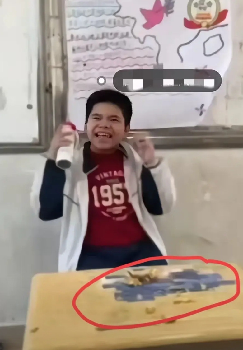 被霸凌孩子老师才是根源，这孩子被安排坐最后一排，一个破的不能再破的课桌，老师这样