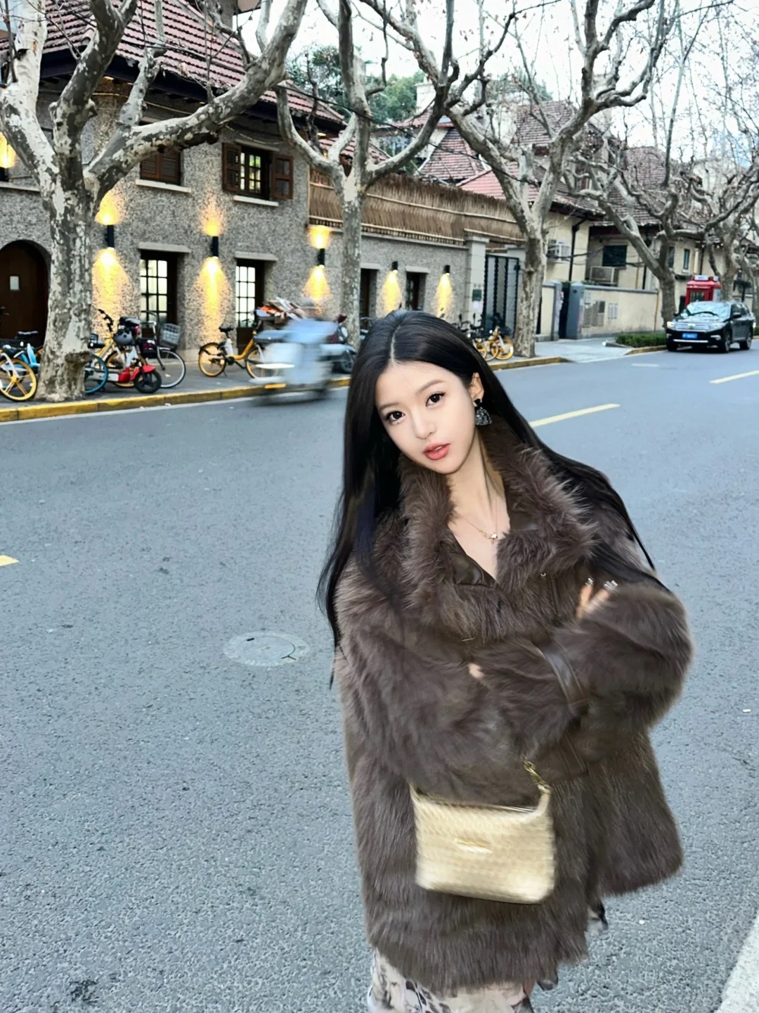 阴雨天的上海街头☁️
真适合喝点啊，可我戒了，可惜