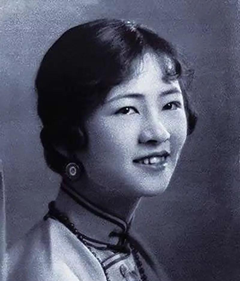 1936年北平，才女林徽因刚刚起床蓬乱着头发，流着泪，对女人狂吼:“疯子！是你！