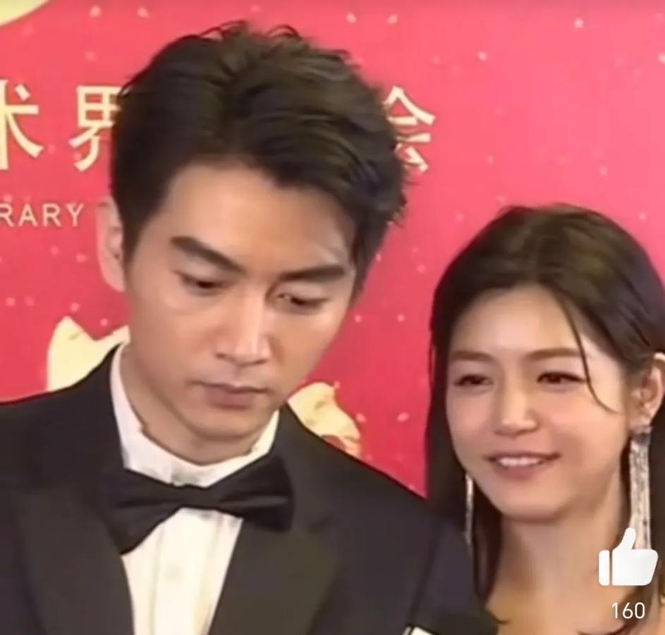 一觉醒来，陈晓和陈妍希离婚了，其实早有迹可循！

两人几乎不互动，各自生活。

