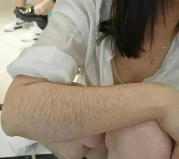 两个女的，这手，没救了吧！