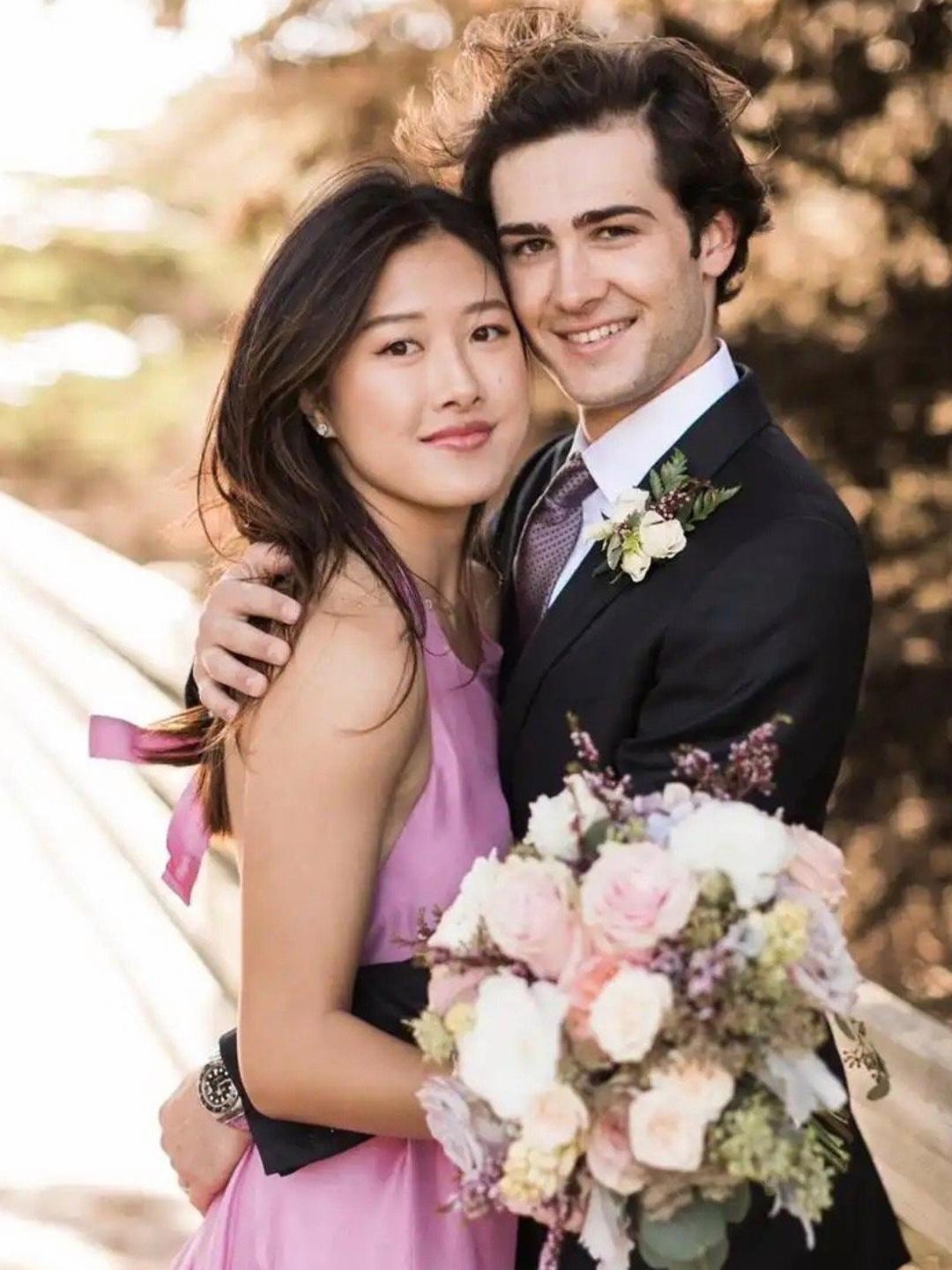 这是王伟忠的大女儿。
嫁给了世界超级富豪的家庭，留学时候认识的。
前一阶段在台湾