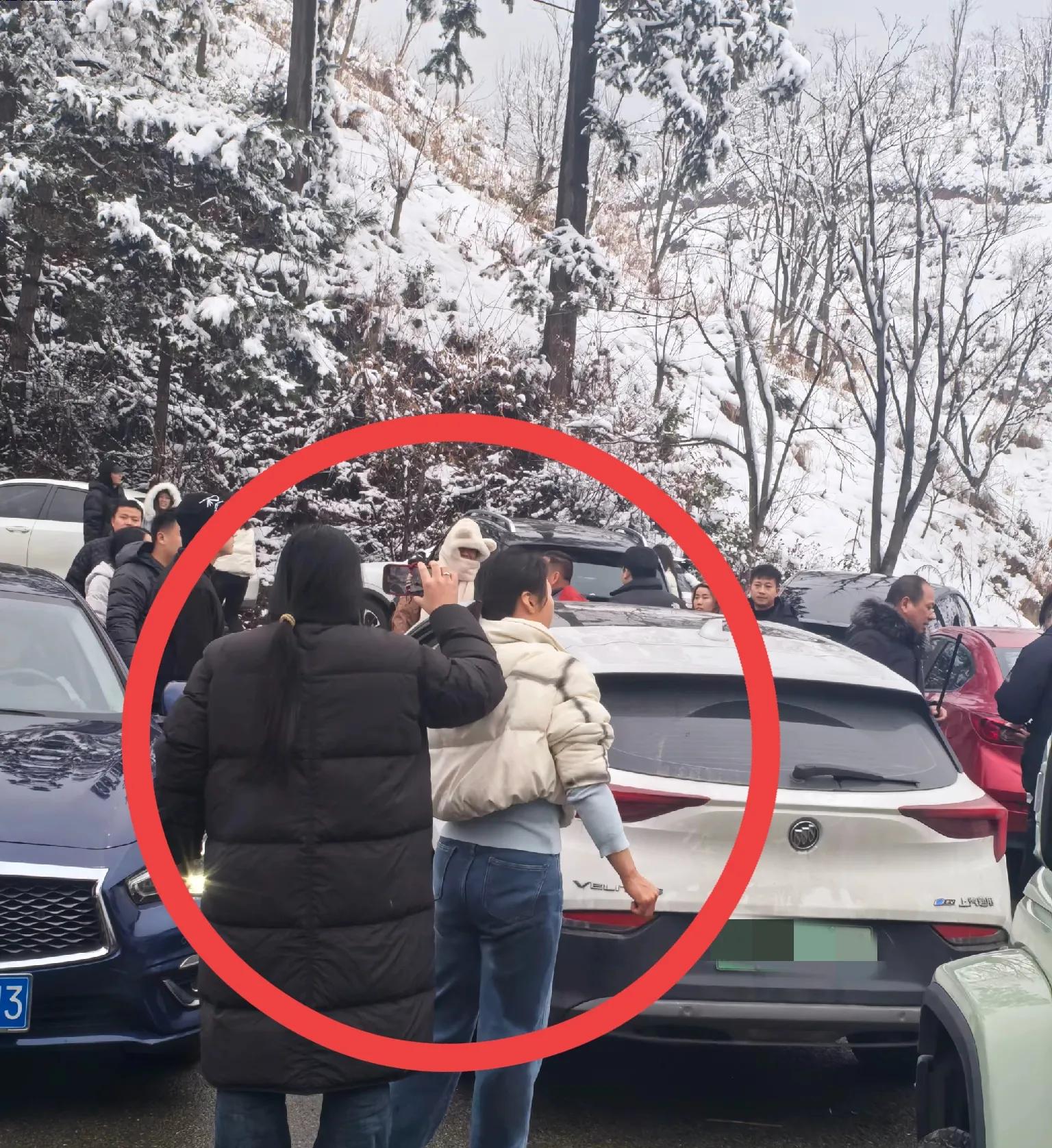 四明山雪景美是美，但人也忒多了！堵车堵到怀疑人生，好心大哥下车指挥，想帮大家快点