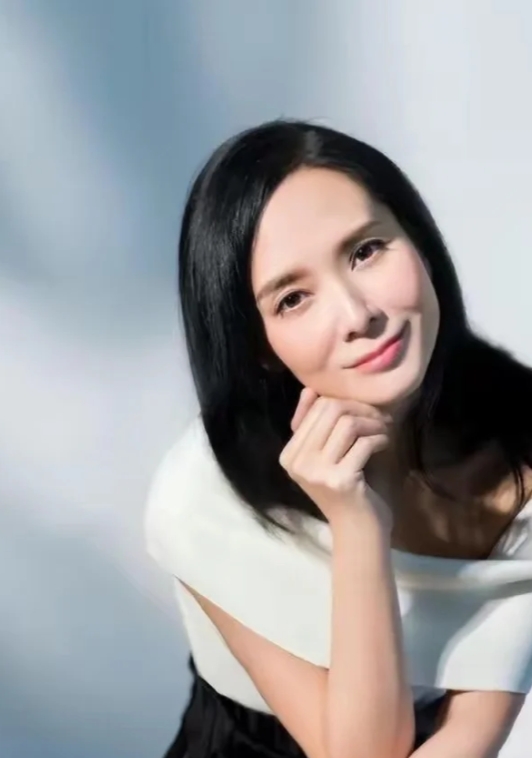 混血港姐嫁河南农村，买3套房讨好公婆