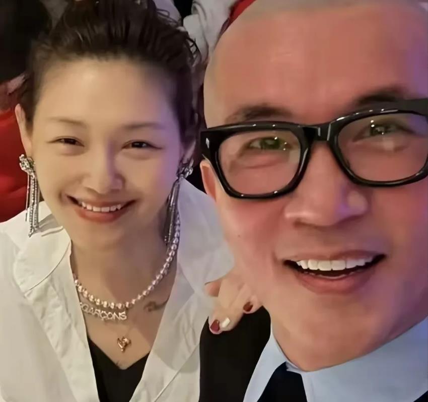 小S2025跨年继续小菲姐姐大S，一张全家福娘子军来袭好不容闹，幸福感拉满，大s