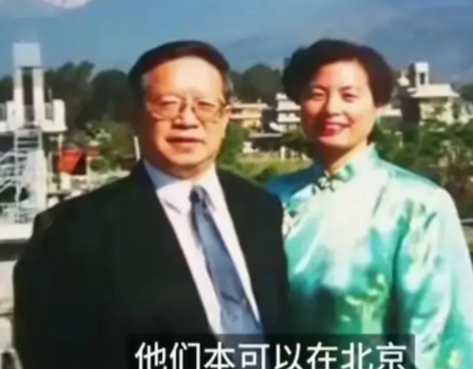 2005年，外交官朱敏才退休后，不顾儿女的阻拦，带着妻子离开家，这一走，杳无音信