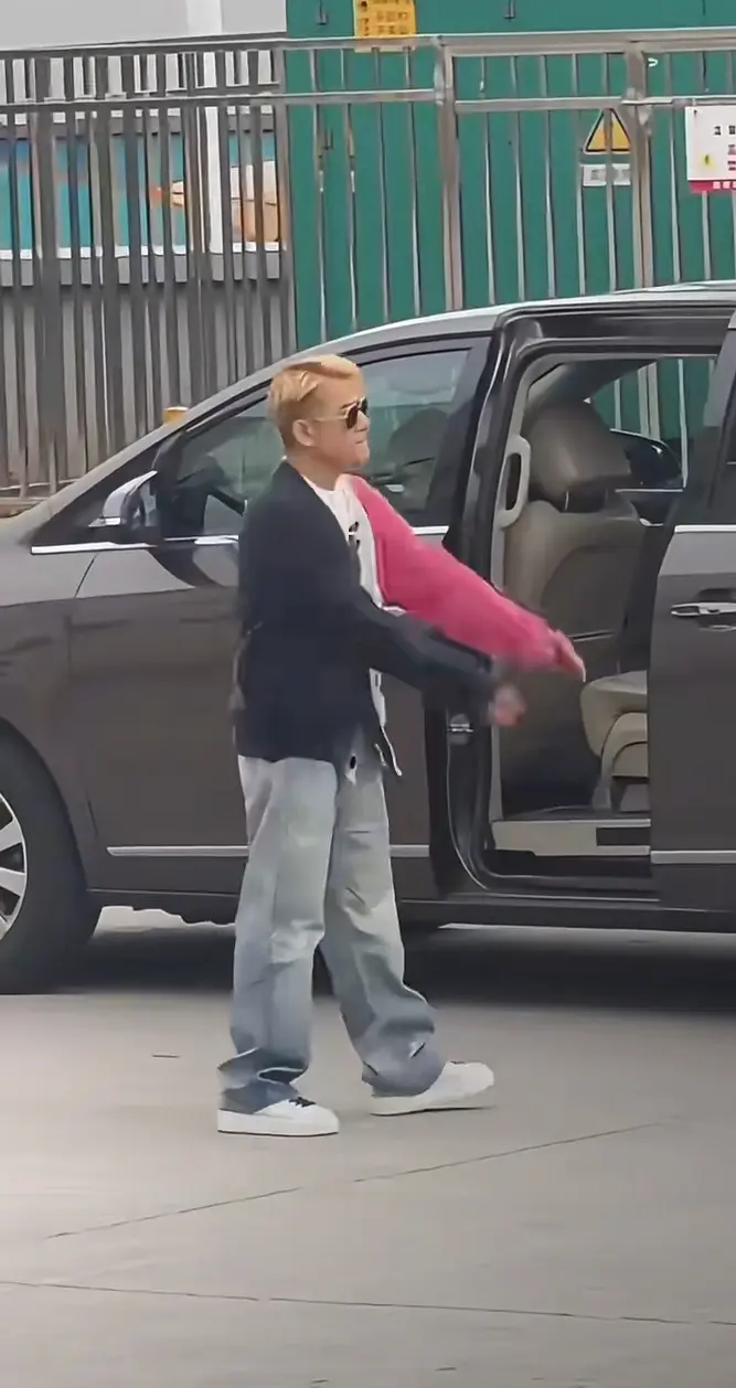 在高速服务区看到的，这是郭富城吗？