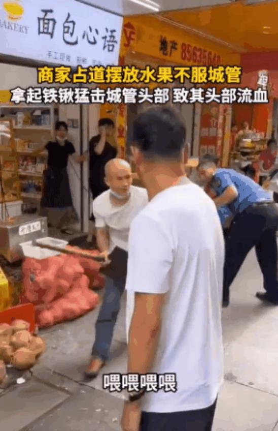 广东广州，一光头男子将店里的商品摆在人行道售卖，城管员劝说男子把商品放回店内，否