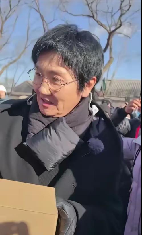 我的偶像。你怎么瘦成这样子了？
还是觉得胖一点好看。
你们觉得呢？
