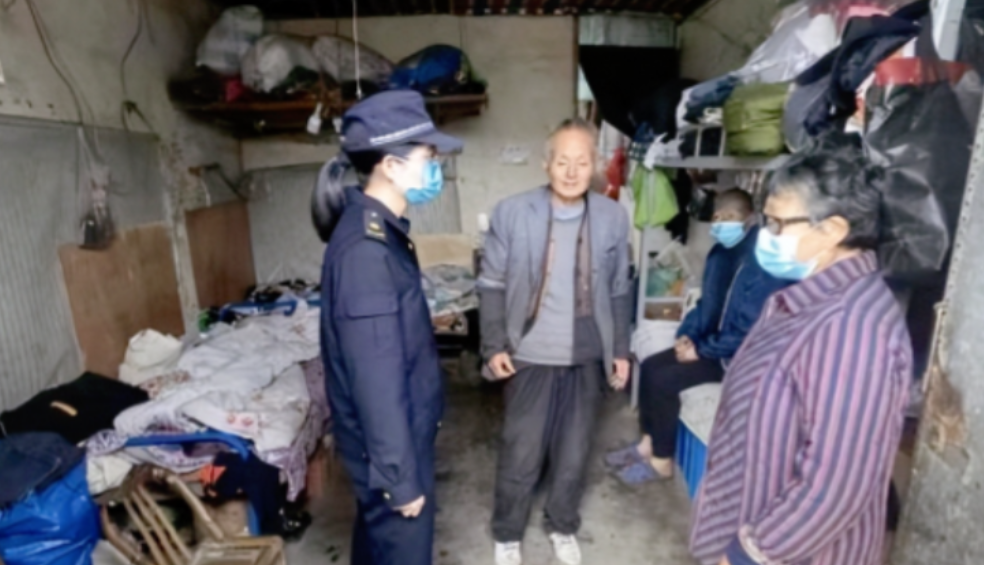 “太感人了！”2022年11月，一大爷因为违规摆摊被罚，在去交罚款的时候低声说道
