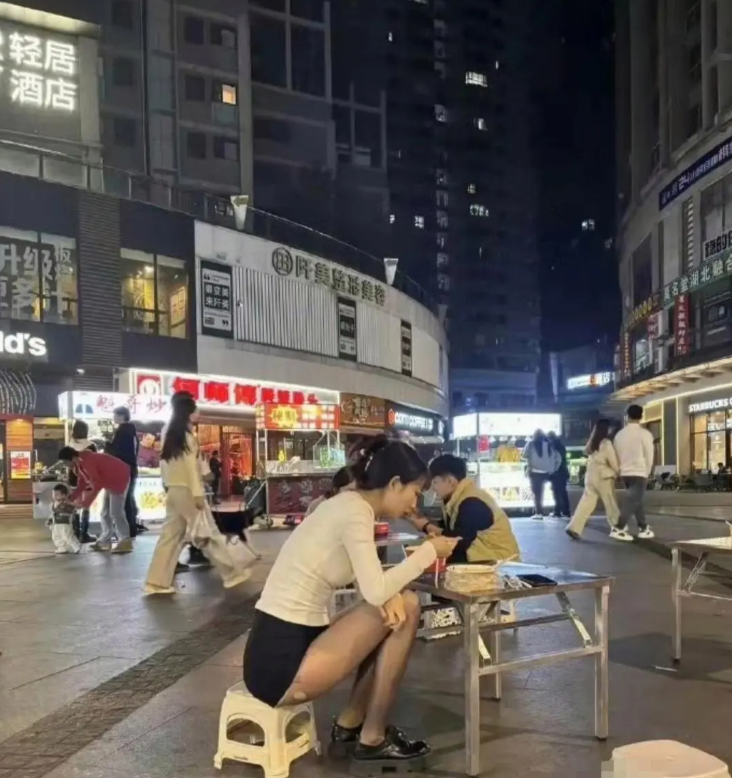 粉丝求助：有什么方法可以坐她对面一起吃夜宵