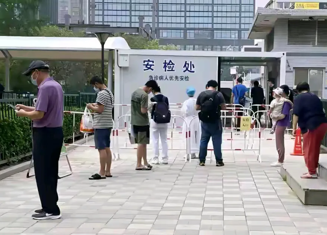 到医院要安检，这是不是我国首创？

这些安检，除了增加就医成本，增加病患的怨气，