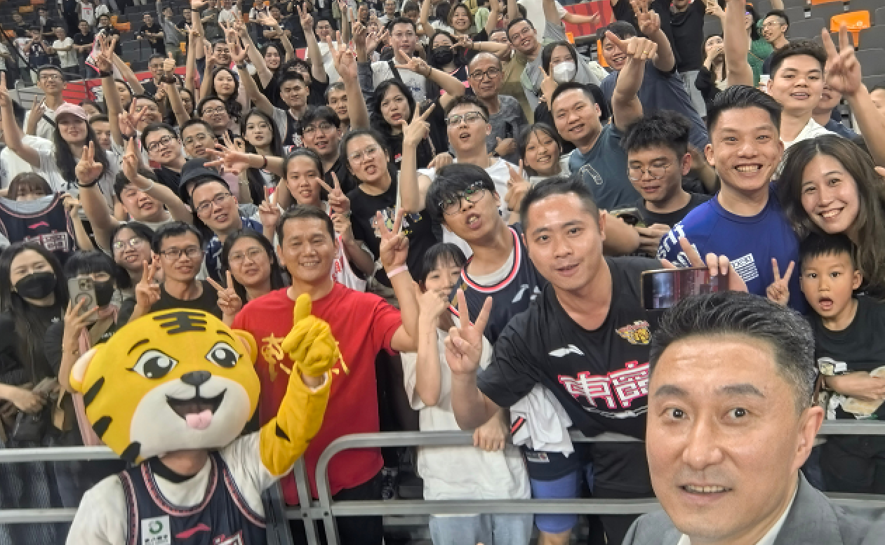 全国巡演！杜峰赛后谢场成惯例，标配九宫格，情商太高了
CBA常规赛至今，杜峰执教
