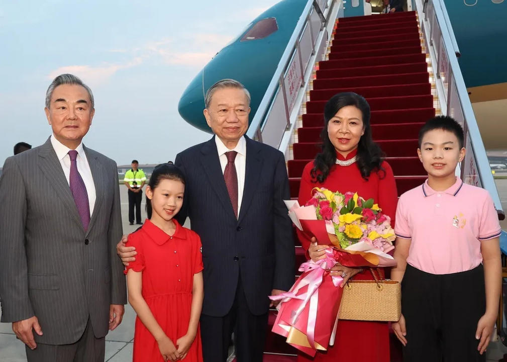 苏林夫人太会打扮了，穿完紫裙换红裙，一天两套造型个个惊艳，而且还都是越南传统服饰